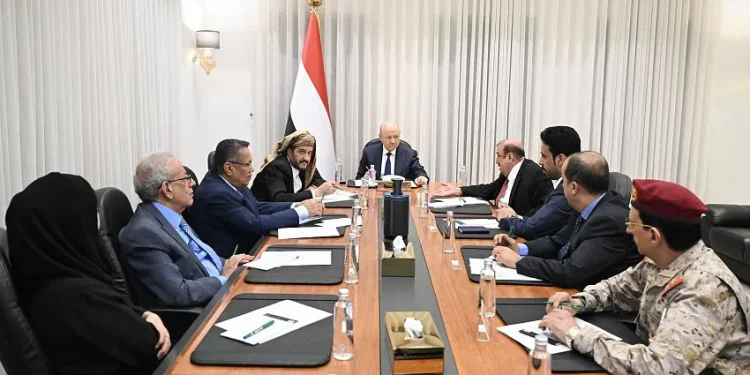 مجلس الدفاع اليمني يقر إجراءات تنفيذية للتعبئة العامة ويحذر من أسلحة حوثية إيرانية تهدد الملاحة الجوية