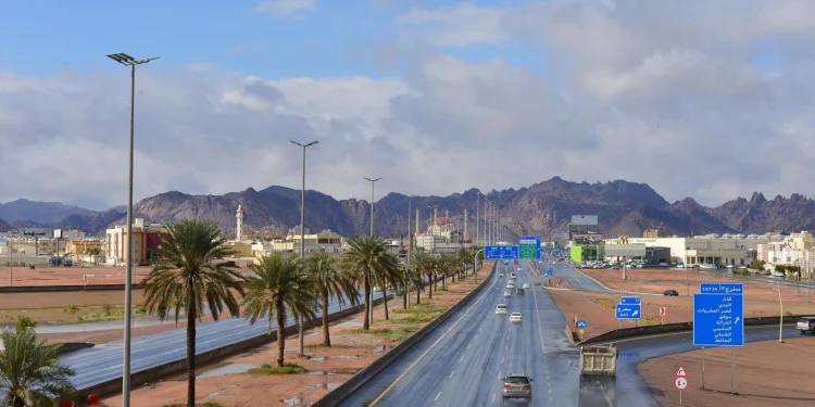 أمطار خفيفة وصواعق رعدية على حائل اليوم