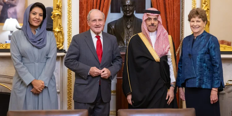 وزير الخارجية يلتقي رئيس لجنة العلاقات الخارجية بمجلس الشيوخ الأمريكي ونائبته