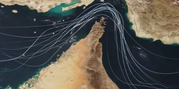 ناقلة نفط تتعرض لضربة بمقذوف مجهول في مضيق هرمز