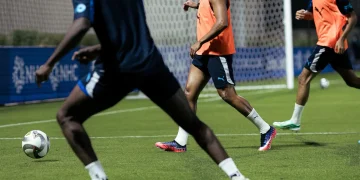 سالم الدوسري يشارك في تدريبات الهلال الجماعية بعد إنهاء تأهيله