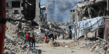 استشهاد 5 فلسطينيين بينهم طفلة في قصف مسيّرة إسرائيلية على شقة سكنية غرب غزة
