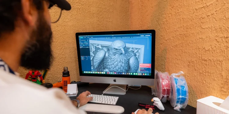 الطباعة ثلاثية الأبعاد تحول صور زوار معرض الصقور والصيد إلى مجسمات