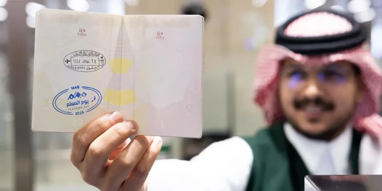 الجوازات تطلق ختماً خاصاً بمناسبة اليوم العالمي للمعلم في مطار الملك خالد