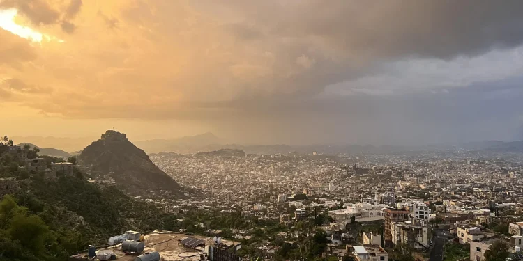 «فجر اليمن».. الجيش الوطني يسيطر على المخا وغارات التحالف تدك مواقع الحوثيين في صنعاء