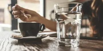هل تشرب الماء قبل قهوة الصباح؟.. عادة بسيطة قد تفاجئك بفوائد للدماغ والمعدة