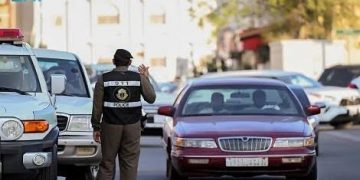 “المرور” يُصنّف أنواع الإشارات المرورية في حملة توعوية جديدة