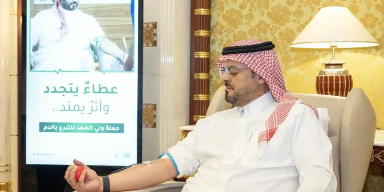 نائب أمير مكة المكرمة يتبرع بالدم دعمًا للحملة الوطنية السنوية