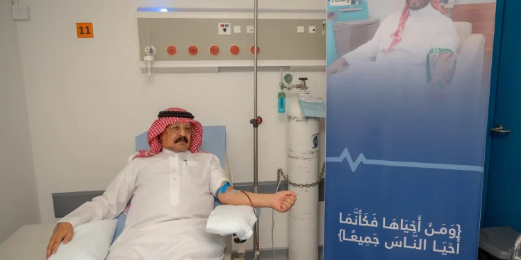 محافظ الأفلاج يشارك في الحملة الوطنية للتبرع بالدم بمستشفى الأفلاج العام