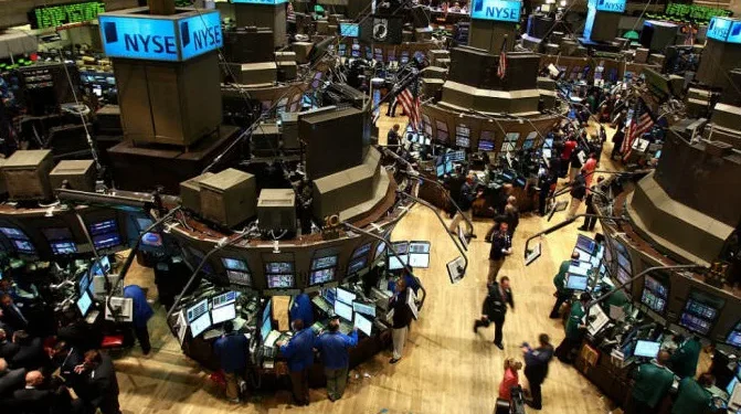 وول ستريت تفتح على ارتفاع مع تراجع أسعار النفط