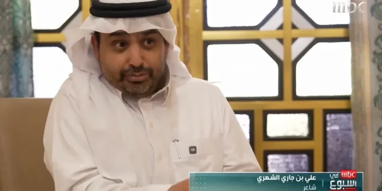 علي الشهري يحوّل التأتأة وصعوبة المشي إلى قصائد تحكي وجع الطفولة وتنتصر للإبداع