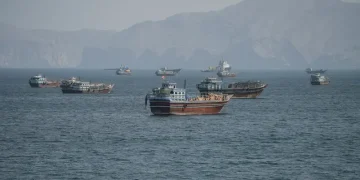 مقذوف يضرب سفينة قبالة سواحل الإمارات.. وإيران تهدد بملاحقة السفن خارج هرمز