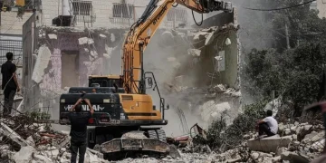 قوات الاحتلال تهدم 3 منازل في بيت حنينا وتعتدي على قاطفات الزيتون في نابلس