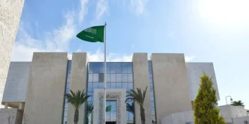 سفارة السعودية بالأردن تخصص حافلات لإعادة المواطنين العالقين إلى الرياض بعد إلغاء رحلاتهم