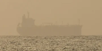 انفجار ناقلة نفط ثالثة في مضيق هرمز بعد اصطدامها بلغم بحري