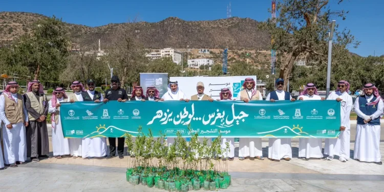 أمين الباحة يطلق مبادرة التشجير بمنتزه رغدان بمشاركة 90 متطوعاً