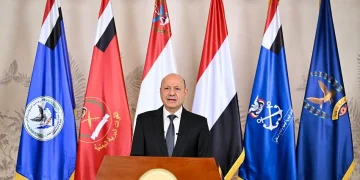 "العليمي" يدين الهجوم الحوثي على مطار الملك خالد ويؤكد أن أمن المملكة من أمن اليمن