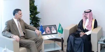 نائب وزير الموارد البشرية يبحث مع سفير الاتحاد الأوروبي تعزيز التعاون في سوق العمل