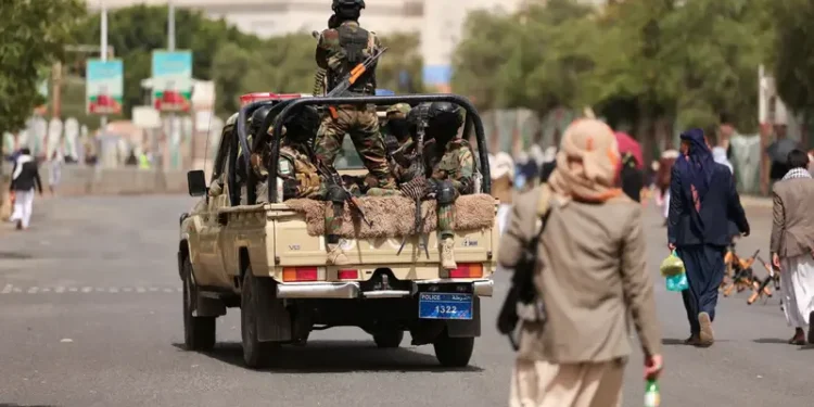الحكومة اليمنية تتهم الحوثيين بتسخير شبكات الاتصالات للتجسس وتشغيل المسيّرات وقطع الإنترنت بتعز