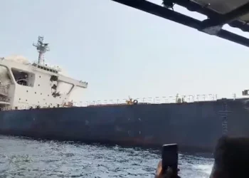 غرق سفينتين قرب مضيق هرمز إثر استهدافهما بمقذوفات وسط تصاعد الهجمات