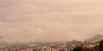 أبها تتزين بالضباب والسحاب وتستقطب الزوار طوال العام
