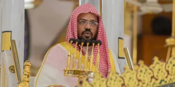 خطيب المسجد النبوي يدين استهداف الحوثيين للحرمين ومطار الرياض