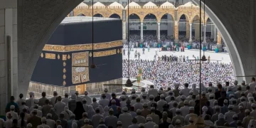 250 شخصية إسلامية من 21 دولة يؤدون الجمعة في المسجد الحرام ضمن برنامج خادم الحرمين للعمرة