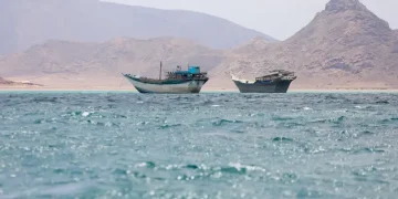 هجوم مسلح يستهدف ناقلة غاز قبالة المكلا وتحذيرات أوروبية من تصاعد تهديدات الملاحة