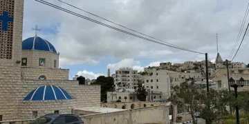 مستوطنون ملثمون يعتدون على دبلوماسيين أوروبيين في قرية الطيبة بالضفة الغربية