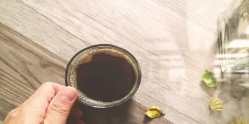 هل يفسد الشاي والقهوة صيامك بين الوجبات؟ خبير روسي يكشف تأثير الحليب والسكر وتوقيت العشاء