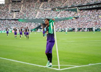 برشلونة يحكم قبضته على صدارة الدوري الإسباني بخماسية في ريال بيتيس