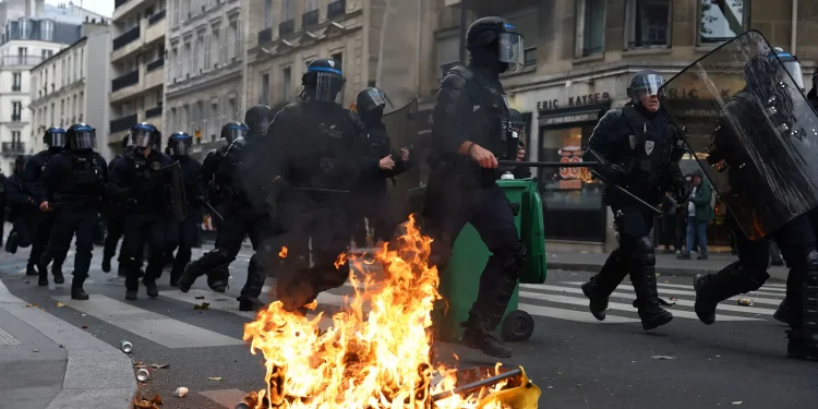 بالصور: باريس تحترق.. ليلة نارية تهز فرنسا و2400 توقيف وماكرون تحت الضغط