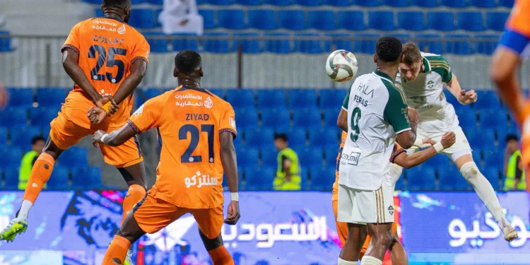 الأهلي يقلب تأخره أمام الفيحاء ويبلغ مربع الكبار بثلاثية