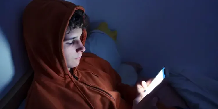 هل تتصفح هاتفك في السرير قبل النوم؟.. 3 مخاطر خفية تهدد صحتك وسلامتك