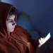 هل تتصفح هاتفك في السرير قبل النوم؟.. 3 مخاطر خفية تهدد صحتك وسلامتك