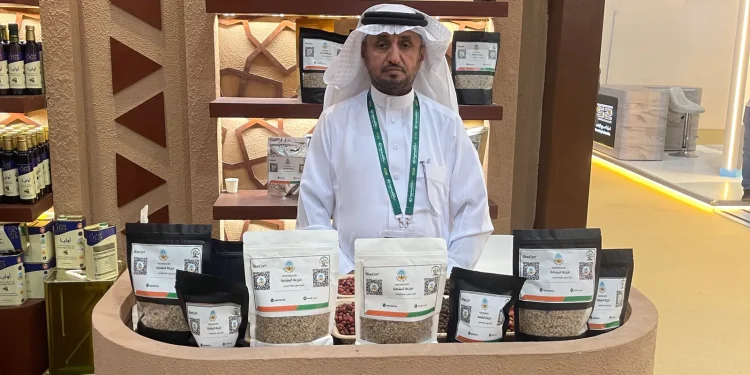 بن “القطمة” العسيري يجذب زوار المعرض الزراعي السعودي بزراعة عضوية متوارثة