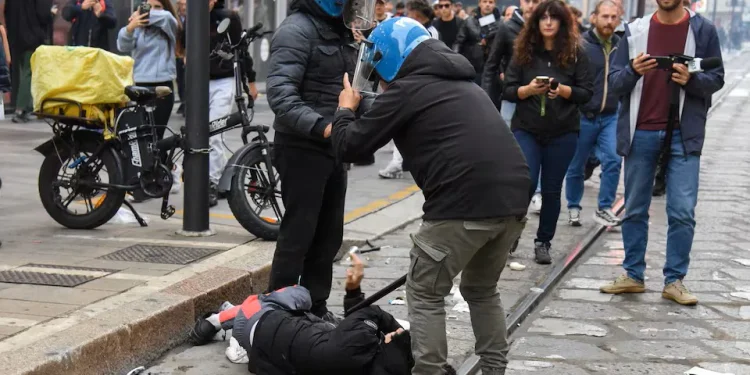 271 موقوفاً في “ميلانو الإيطالية”بعد نهب متاجر واشتباكات مع الشرطة
