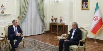 “بزشكيان” لـ”لافروف”: إيران مستعدة لحل أزمات المنطقة بالحوار لا بالتدخل الأجنبي