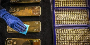 الذهب يتراجع 0.5% مع صعود الدولار وعوائد السندات الأمريكية