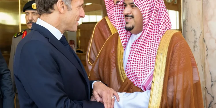 ماكرون يصل الرياض في زيارة رسمية للمملكة العربية السعودية