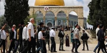 مستعمرون يقتحمون الأقصى ويجوبون باحاته بحماية قوات الاحتلال