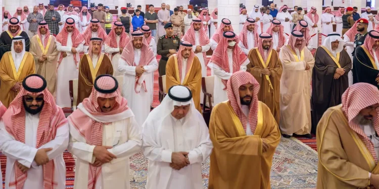 أمير الرياض يؤدي صلاة الميت على الأميرة مشاعل بنت سعود في جامع الإمام تركي