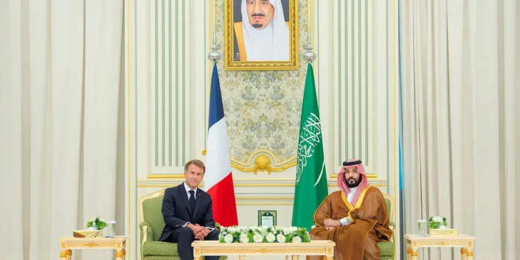 ولي العهد يستقبل الرئيس الفرنسي ماكرون في قصر اليمامة بالرياض