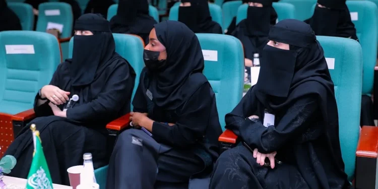 «خطوة مهنية» بالدوادمي يجمع 10 جهات توظيف و80 خريجة من الكلية التقنية