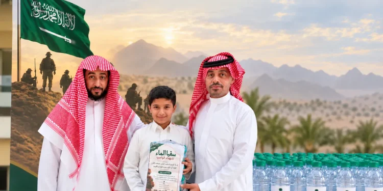 طلاب متوسطة رفحاء يوزعون المياه صدقةً عن شهداء الواجب