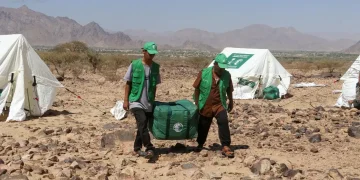 مركز الملك سلمان للإغاثة يوزع خيماً وحقائب إيوائية ومياه شرب لمئات النازحين في اليمن