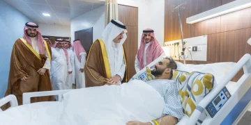 أمير الشرقية ونائبه يزوران المصاب جراء العدوان الغاشم الذي استهدف مطار الملك فهد الدولي