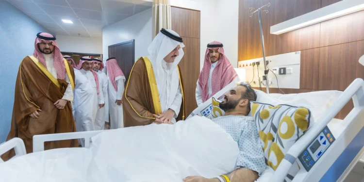 أمير الشرقية ونائبه يزوران المصاب جراء العدوان الغاشم الذي استهدف مطار الملك فهد الدولي