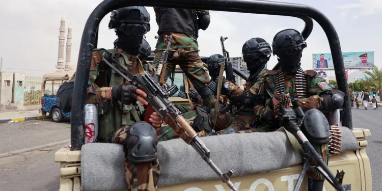 ضبط خلية حوثية من 13 عنصراً وشاحنة أسلحة وحاويتين في منزل للتهريب