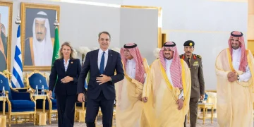 رئيس وزراء الجمهورية الهيلينية يصل الرياض ونائب أمير المنطقة يستقبله